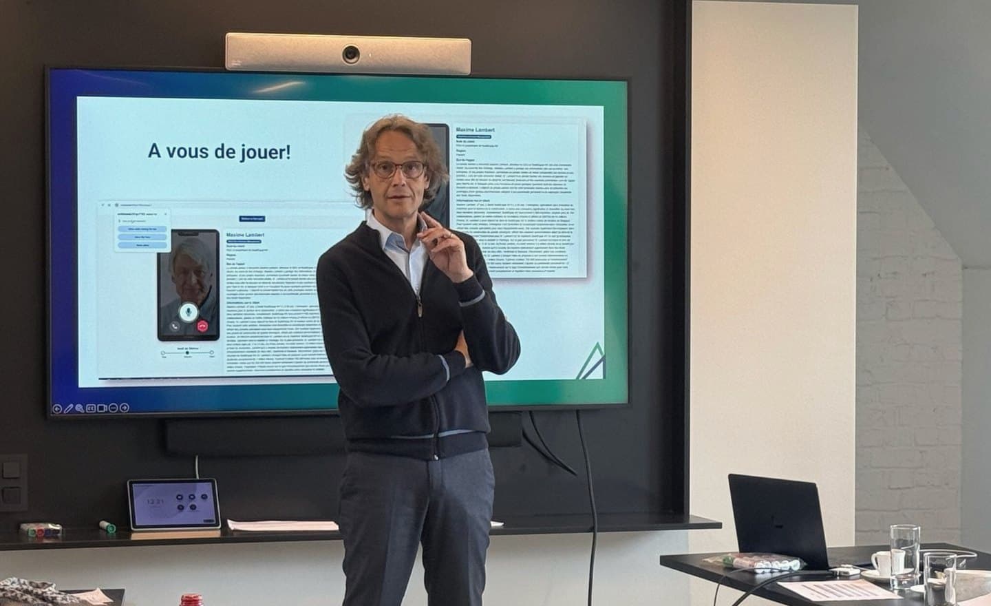 Une formation en salle : le formateur lance un exercice de mise en situation projeté à l'écran.